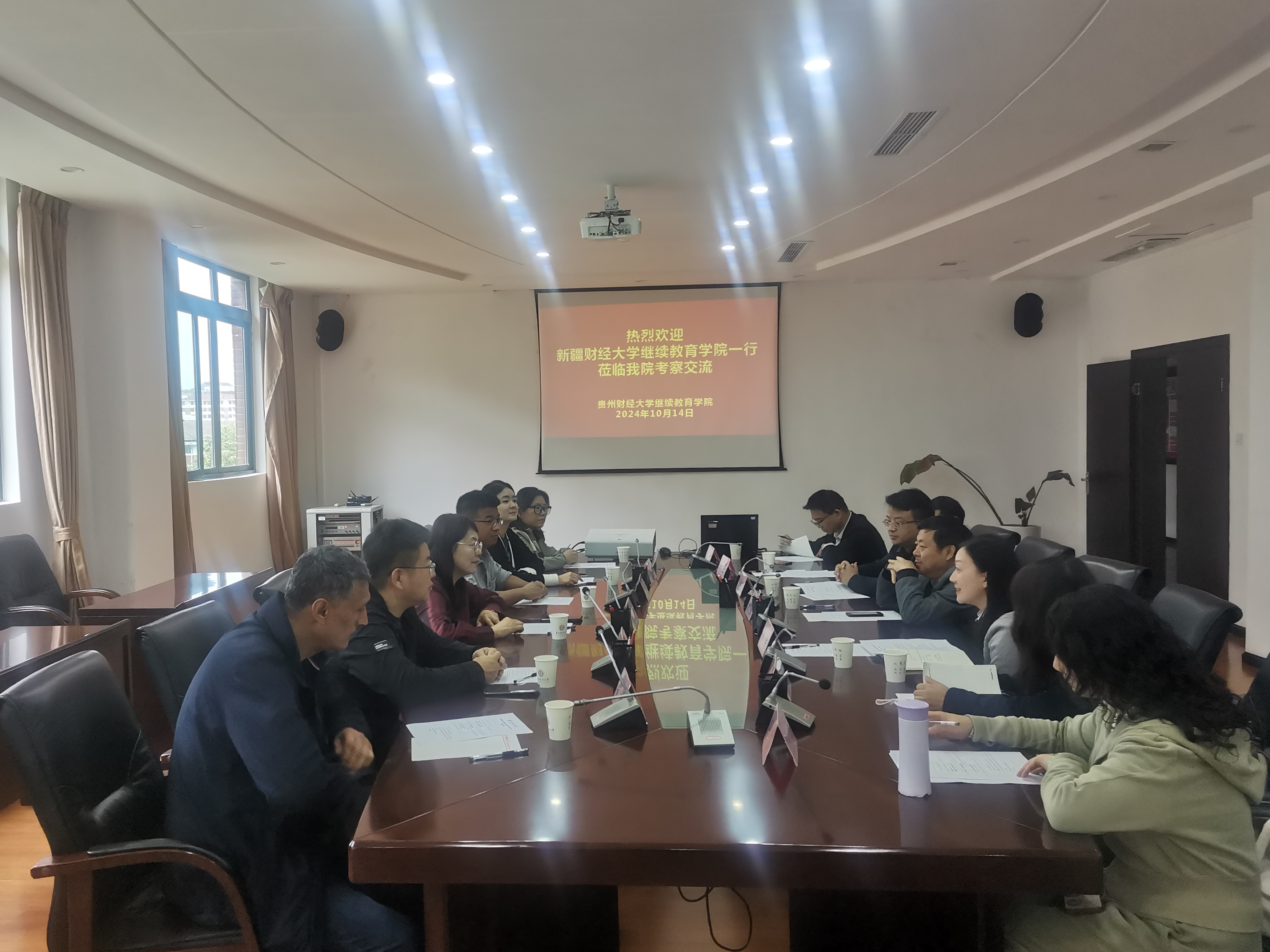 1、座谈会现场.jpg